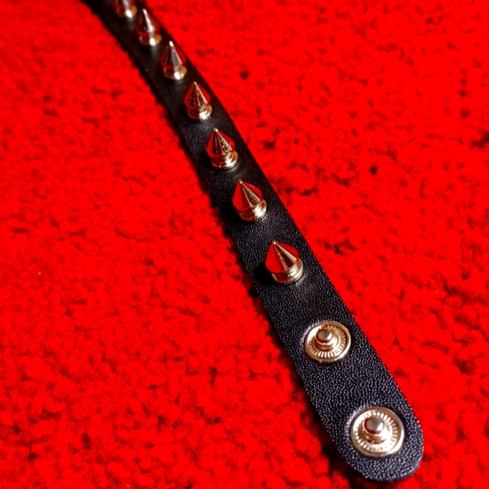 SPIKE CUFF - Picture 3 of 4